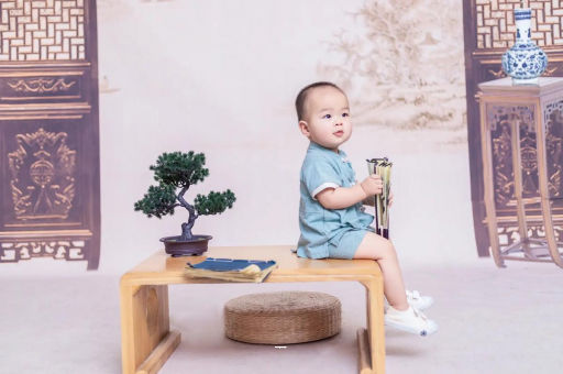 广州宝宝边吃奶边挣扎烦躁